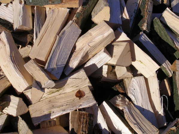 Brennholz Auf dem Bild ist ein Ausschnitt mit detaillierter Aufnahme von Brennholzscheiten zu sehen, die auf einem Haufen liegen
