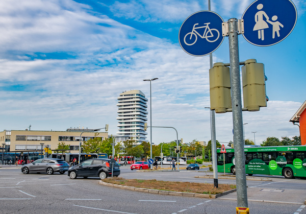 Verkehrssituation in Bietigheim-Bissingen Kreuzung in Bietigheim-Bissingen. Es sind verschiedene Mobilitätsformen zu sehen.