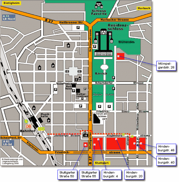 Eine Stadtkarte zeigt die Umgebung des Residenzschlosses und wichtige Straßen sowie Sehenswürdigkeiten. Verschiedene Straßen und Gebäude sind beschriftet, darunter die Hindenburgstraße und die Stuttgarter Straße. Rot markierte Bereiche heben spezifische Orte hervor, während der Bahnhof im Osten verzeichnet ist.