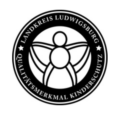 Das Bild zeigt ein rundes Logo mit dem Text „Landkreis Ludwigsburg“ und „Qualitätsmerkmal Kinderschutz“. In der Mitte ist eine stilisierte Darstellung einer Figur mit ausgebreitetem Umriss, die symbolisch für Kinderschutz steht.