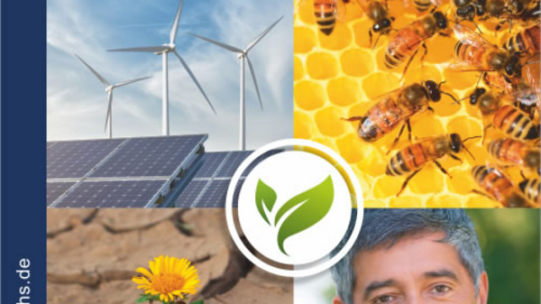 Cette image présente la couverture d'un programme de la Schiller-VHS de Ludwigsburg, mettant en avant le thème de la durabilité. On y voit des éoliennes, des panneaux solaires, une fleur poussant dans la terre sèche, des abeilles, et un homme souriant.