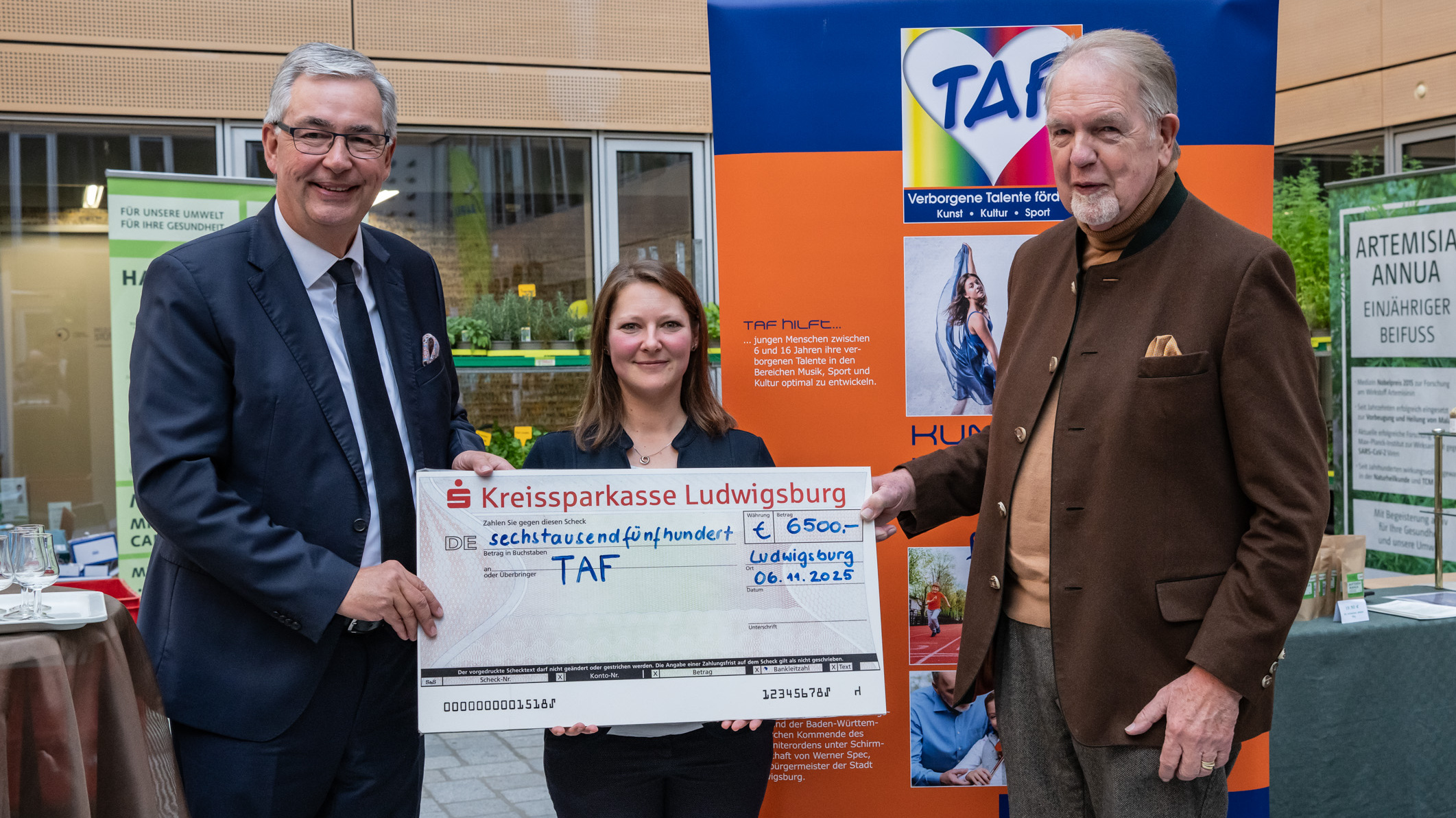 Landrat Dietmar Allgaier (l.) überreicht Carola Benker, Leiterin der Dienststelle Ditzingen des Kreisdiakonieverbandes, und Curt-Ekkehard Freiherr Schenck zu Schweinsberg (r.), Baden-Württembergische Kommende des Johanniterordens, eine Spende von 6.500 Euro für das Projekt TAF
