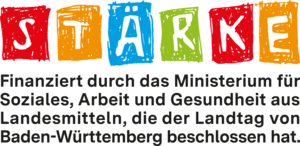 Bunte Buchstaben bilden das Wort „STÄRKE“. Darunter steht: „Finanziert durch das Ministerium für Soziales, Arbeit und Gesundheit aus Landesmitteln, die der Landtag von Baden-Württemberg beschlossen hat.“ Die Gestaltung vermittelt ein Gefühl von Dynamik und Unterstützung.