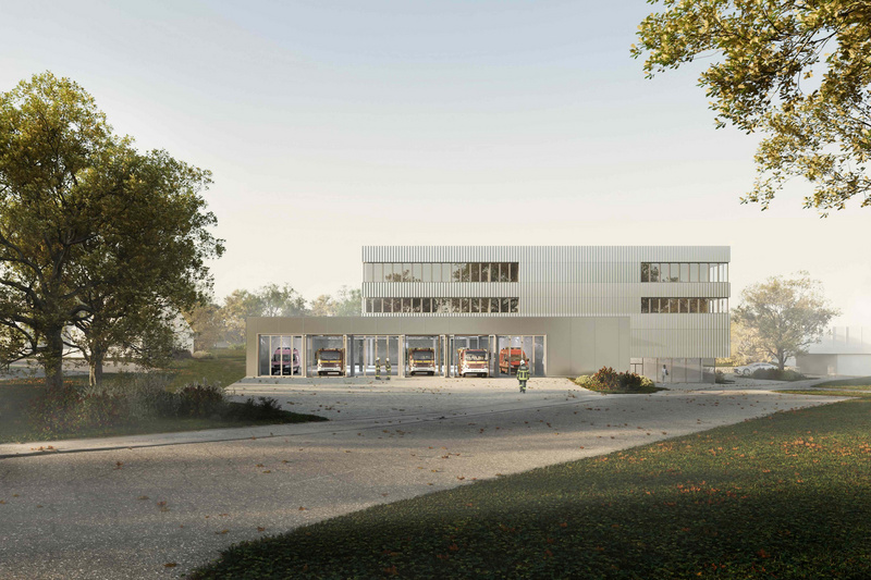 Eine moderne, zweigeschossige Gebäudeansicht mit großen Fenstern und einer klaren, minimalistischen Fassade. Im Vordergrund führt ein Weg zum Eingang, während Bäume und eine grüne Rasenfläche die Umgebung prägen. Das Gesamtbild vermittelt einen harmonischen und einladenden Eindruck.