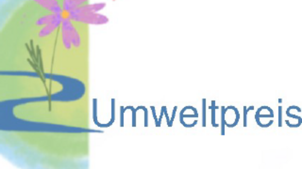 Logo für den Umweltpreis. Es zeigt einen geschwungenen Fluss, grüne Elemente und eine lila Blume. Der Text „Umweltpreis“ ist deutlich sichtbar.