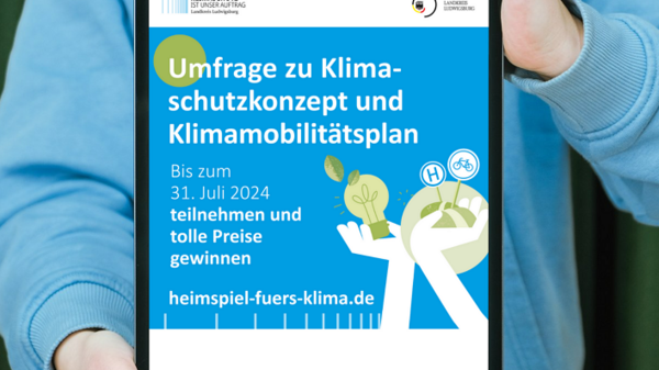 Un uomo tiene in mano un tablet che mostra un annuncio per un sondaggio riguardante il concetto di protezione ambientale e il piano di mobilità climatica. La scadenza per partecipare è il 31 luglio 2024, con la possibilità di vincere premi.