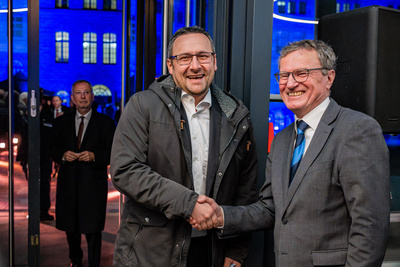 Rainer Gessler, honorary deputy district administrator, welcomes Mayor Christian Eibner.