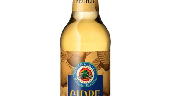 Eine Flasche GIDRE, ein Apfelgetränk aus der Region, ist abgebildet. Die Flasche ist transparent, enthält ein helles, goldenes Getränk und trägt ein Etikett mit dem Schriftzug „GIDRE“ und einem regionalen Logo.