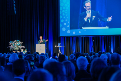 Dr. Eckart von Hirschhausen during his lecture.