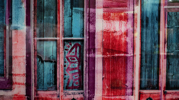 Ein künstlerisches Foto zeigt eine Wand mit mehrere Fenster, die in verschiedenen Farben und Texturen gestaltet sind. Die Fensterrahmen wirken verwittert und farbenfroh, wobei einige Fenster mit einem grafischen Muster verziert sind. Die Komposition vermittelt einen lebendigen, urbanen Eindruck.