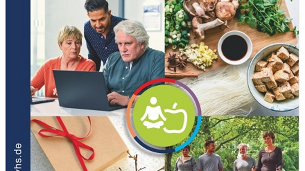 Das Bild zeigt das Programmheft der Schiller-Volkshochschule mit dem Schwerpunkt Gesundheit. Auf dem Cover sind Personen bei verschiedenen Aktivitäten zu sehen, darunter Kochen und Bewegung. Unter dem Logo befindet sich der Text „Gesundheit – fit und vital durch das Jahr“.