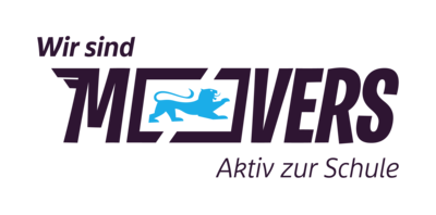 Logo mit dem Text "Wir sind ME!VERS" in lila Schrift. Ein blauer Löwe ist integriert. Unter dem Haupttext steht "Aktiv zur Schule". Das Design vermittelt eine aktive und einladende Botschaft für Schülerinnen und Schüler.