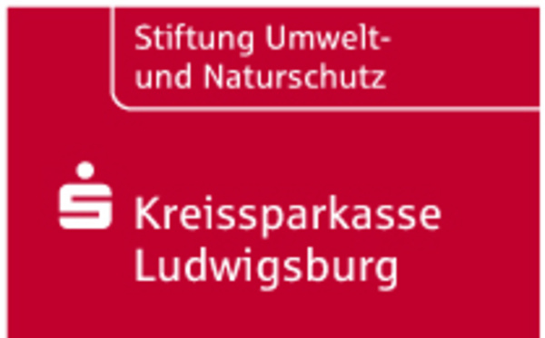 Logo der KSK Stiftung Umwelt- und Naturschutz Das Bild zeigt das Logo der Stiftung Umwelt- und Naturschutz sowie das Logo der Kreissparkasse Ludwigsburg. Es handelt sich um eine grafische Darstellung, die auf die Unterstützung von Umwelt- und Naturschutzprojekten hinweist.