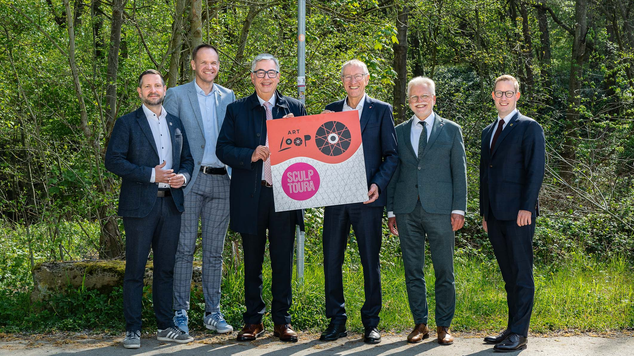 District Administrator Allgaier and District Administrator Bernhard open the connecting cycle path together with the mayors of the towns and municipalities along the route