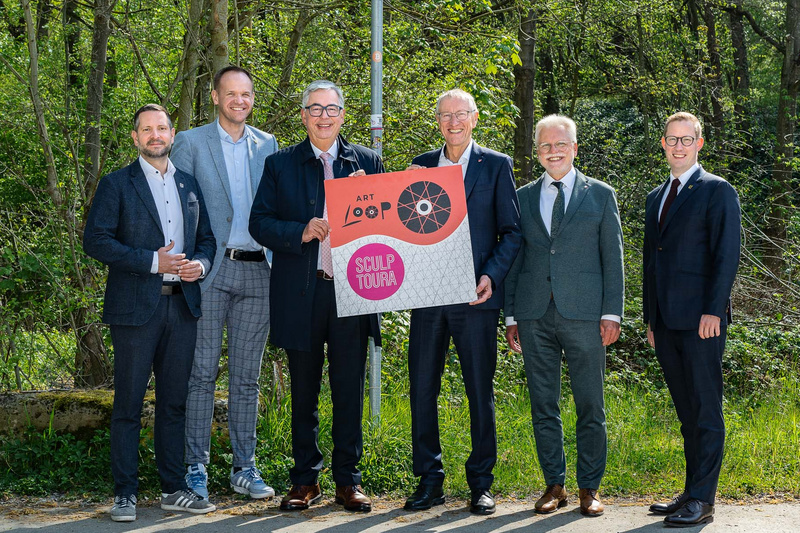 District Administrator Allgaier and District Administrator Bernhard open the connecting cycle path together with the mayors of the towns and municipalities along the route