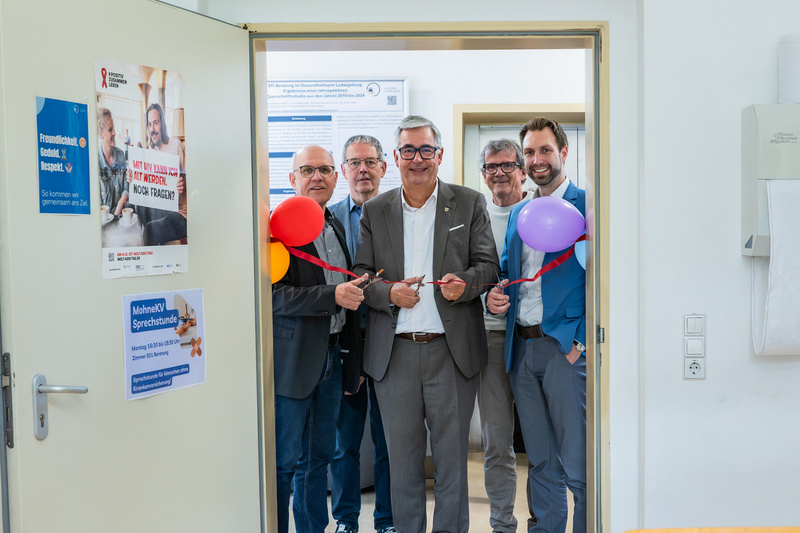Martin Strecker (Geschäftsführer Kreisdiakonieverband), Heinrich Knodel (Projektleitung Kreisdiakonieverband), Landrat Dietmar Allgaier, Dr. med. Jürgen Maier (Ehrenamtlicher), Marc Dressel (Leiter Caritas Ludwigsburg-Waiblingen-Enz) eröffnen offiziell die Sprechstunde für Menschen ohne Krankenversicherung und schneiden rotes Band durch. 