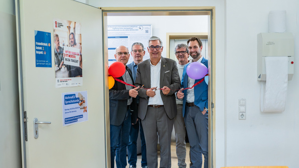 Martin Strecker (Geschäftsführer Kreisdiakonieverband), Heinrich Knodel (Projektleitung Kreisdiakonieverband), Landrat Dietmar Allgaier, Dr. med. Jürgen Maier (Ehrenamtlicher), Marc Dressel (Leiter Caritas Ludwigsburg-Waiblingen-Enz) eröffnen offiziell die Sprechstunde für Menschen ohne Krankenversicherung und schneiden rotes Band durch. 