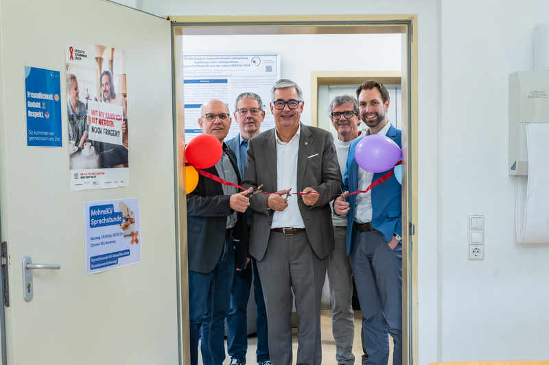 Martin Strecker (Geschäftsführer Kreisdiakonieverband), Heinrich Knodel (Projektleitung Kreisdiakonieverband), Landrat Dietmar Allgaier, Dr. med. Jürgen Maier (Ehrenamtlicher), Marc Dressel (Leiter Caritas Ludwigsburg-Waiblingen-Enz) eröffnen offiziell die Sprechstunde für Menschen ohne Krankenversicherung und schneiden rotes Band durch. 
