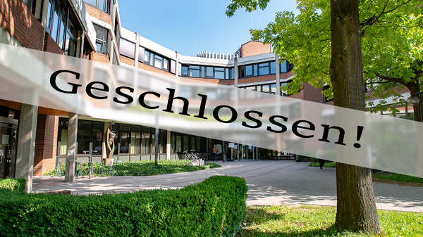 Ein Gebäude mit modernen Fenstern und einer grünen Hecke im Vordergrund. Ein Banner mit der Aufschrift "Geschlossen!" überlagert das Bild, was darauf hinweist, dass der Ort nicht zugänglich ist. Es sind Teilbereiche einer Landschaft und eine Skulptur sichtbar.
