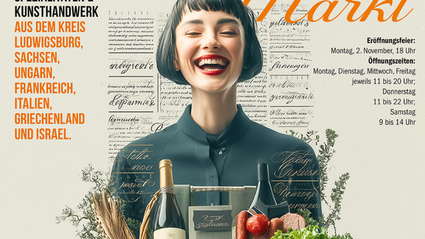 Ein fröhliches Mädchen mit kurzen, dunklen Haaren lächelt und steht vor einem Korb mit frischem Gemüse, Obst, Brot und Wein. Im Hintergrund sind dekorative Schriftzüge und Informationen zu einem Markt mit kulinarischen Spezialitäten aus verschiedenen Regionen. (Text KI generiert)