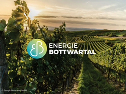 Ein Weinberg erstreckt sich unter einem Sonnenuntergang, mit sanften Hügeln im Hintergrund. Im Vordergrund sind Rebstöcke sichtbar, die in Reihen gepflanzt sind. Das Logo von "Energie Bottwartal" ist in der unteren Mitte platziert.