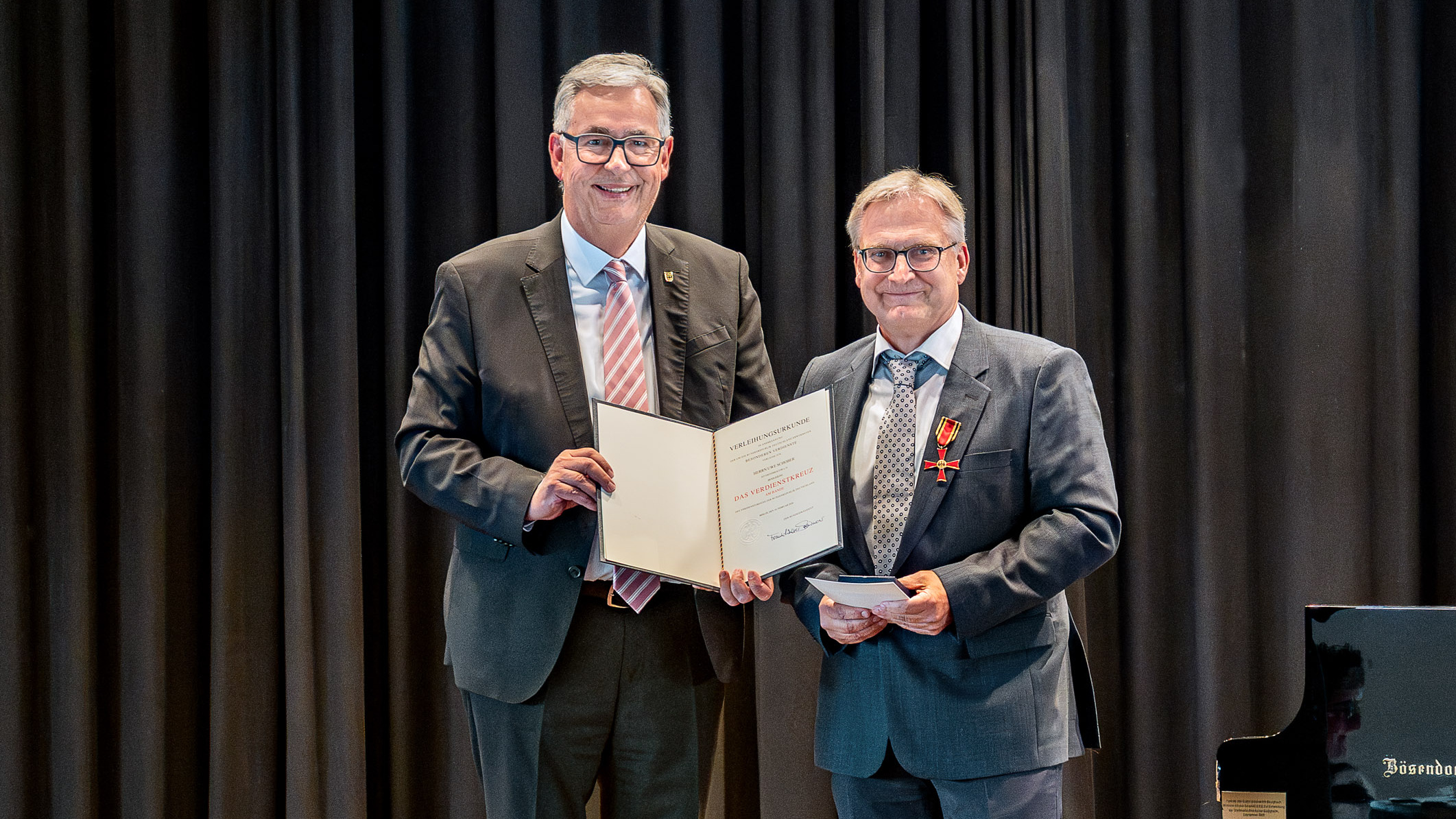 Landrat Allgaier überreicht Urkunde und Verdienstkreuz an Uwe Schober