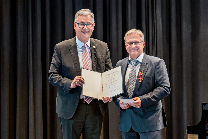 Landrat Allgaier überreicht Urkunde und Verdienstkreuz an Uwe Schober