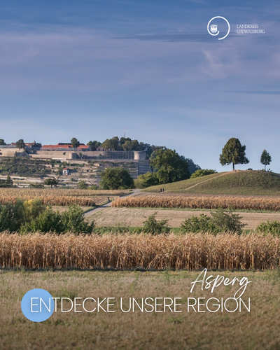 Eine Landschaftsaufnahme mit hügeligem Terrain, Feldern und einer Burg im Hintergrund. Im Vordergrund sind landwirtschaftliche Flächen und Bäume zu sehen. Der Schriftzug informiert über die Region Asperg und lädt zur Erkundung ein. (Text KI generiert)