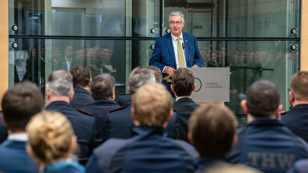 Landrat Dietmar Allgaier steht am Rednerpult, von hinten zu sehen Gäste der Ehrungsveranstaltung