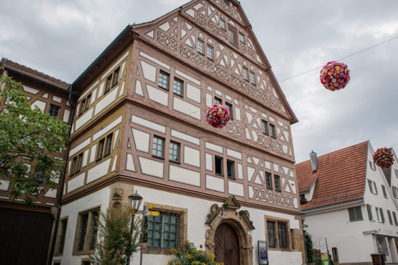 Ein historisches Fachwerkhaus von außen. Zu sehen ist das Hornmoldhaus in Bietigheim-Bissingen.