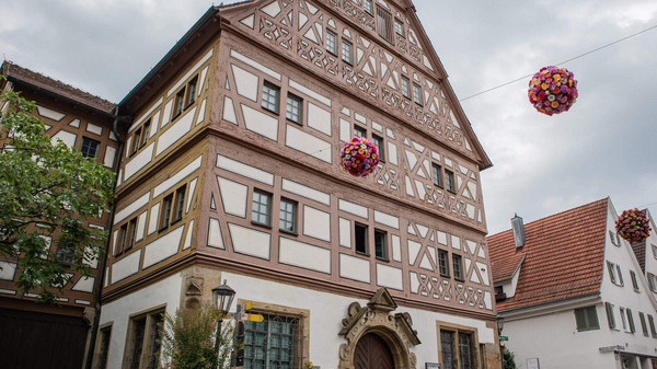 Une maison à colombages historique vue de l'extérieur. On aperçoit ici la Hornmoldhaus à Bietigheim-Bissingen.