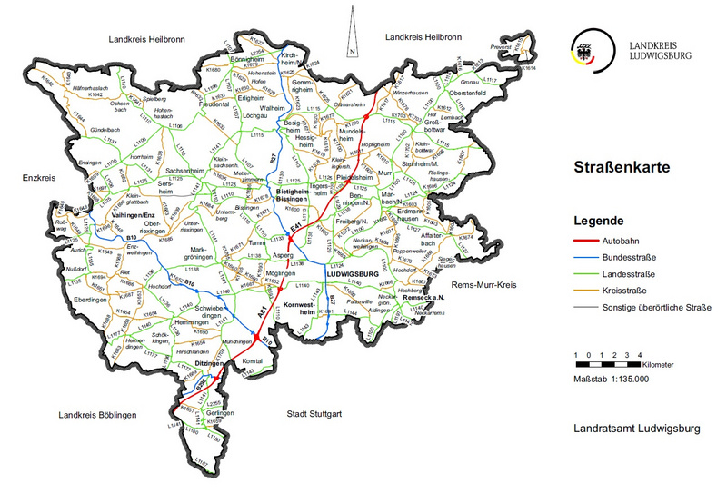 Straßenkarte des Landkreises Ludwigsburg mit markierten Autobahnen, Bundesstraßen und anderen Verkehrsrouten. Wichtige Orte wie Ludwigsburg und Stuttgart sind eingezeichnet, sowie Umrisse der angrenzenden Kreise. Die Legende erklärt die verschiedenen Straßenarten. Maßstab 1:135.000.