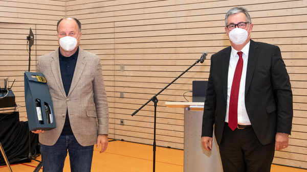 Landrat Dietmar Allgaier verabschiedete Kreisrat Werner Spec (links). 
