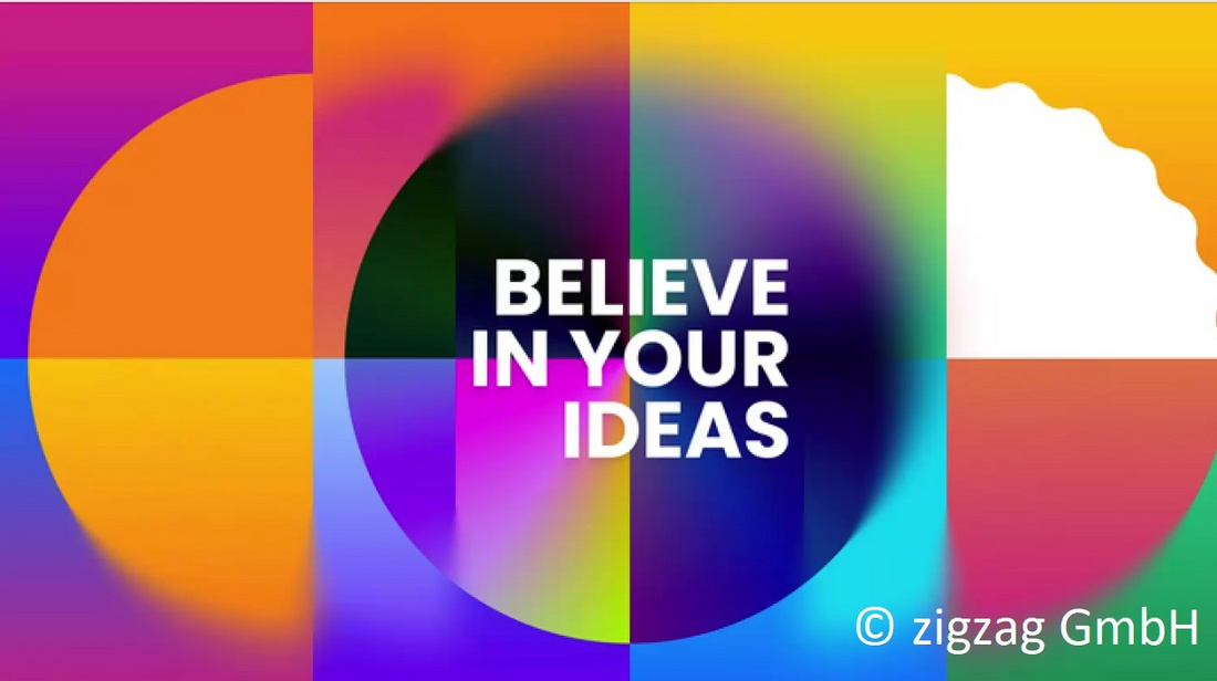 Der Hintergrund der Grafik besteht aus bunten geometrischen Formen. In der Mitte steht der Text „BELIEVE IN YOUR IDEAS“ in großen, weißen Buchstaben. Das Design vermittelt Kreativität und Inspiration.