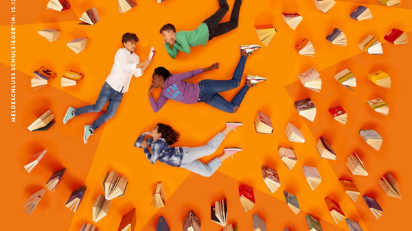 Affiche colorée pour un concours de lecture, avec des livres ouverts disposés en cercle autour de trois jeunes qui lisent et interagissent joyeusement. Le fond orange attire l'attention sur l'activité de la lecture et le plaisir qu'elle procure.