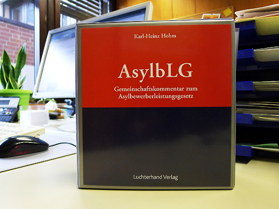 Bild: Landratsamt Ludwigsburg Gesetzeskommentar zum Asylbewerbergesetz auf Schreibtisch