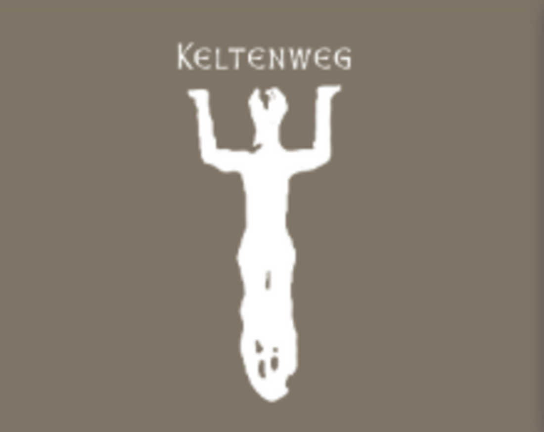 Das Bild zeigt eine stilisierte Darstellung eines Menschen, der einen Arm nach oben hebt. Oberhalb der Figur steht in Großbuchstaben der Schriftzug "Keltenweg". Der Hintergrund ist einfarbig braun.