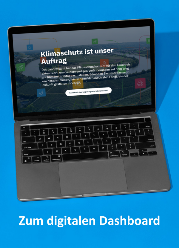 Startseite Climate View Dashboard Ein Laptop zeigt eine Website mit dem Titel „Klimaschutz ist unser Auftrag“. Der Text erläutert die Klimaschutzstrategie des Landratsamts. Unter dem Laptop steht der Hinweis „Zum digitalen Dashboard“, was auf weitere Informationen verweist. Der Hintergrund ist blau.