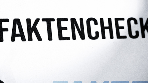 Eine Lupe zeigt das Wort "Faktencheck" in der Mitte, während das Wort im Hintergrund mehrfach wiederholt und etwas ausgeblendet ist, auf einem blauen Hintergrund. (Text KI generiert)