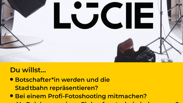 Immagine promozionale che invita a diventare ambasciatori per la Stadtbahn LUCIE. Richiede partecipazione a un servizio fotografico professionale in cambio di un buono acquisto. Include informazioni di contatto per ulteriori dettagli e date di un evento. Fotocamera in primo piano.