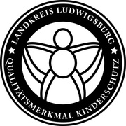 Das Bild zeigt ein Emblem des Landkreises Ludwigsburg mit einem stilisierten menschlichen Symbol in der Mitte. Um den zentralen Teil ist der Schriftzug „Qualitätsmerkmal Kindertagesstätten“ angeordnet. Es handelt sich um ein offizielles Symbol, das auf die Qualität von Kindertagesstätten hinweist.