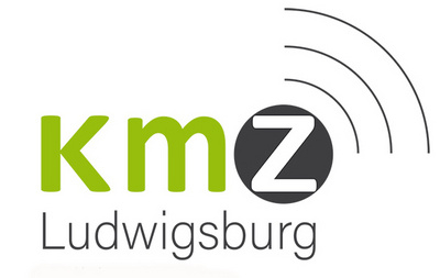 Logo des KMZ Ludwigsburg, bestehend aus dem Text "kmz" in grüner und schwarzer Schrift. Der Buchstabe "Z" ist in einer runden, schwarzen Umrandung. Zusätzlich sind Wellenlinien im Hintergrund, die auf Kommunikation hinweisen.