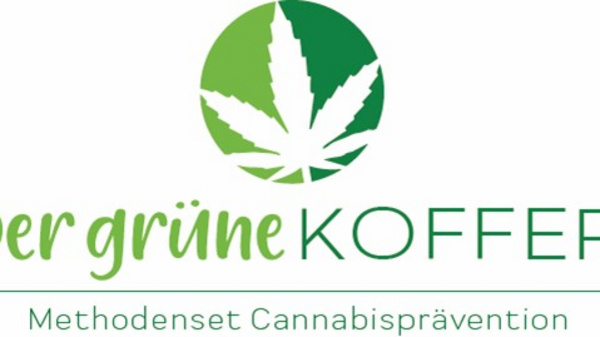 Logo von "Der grüne Koffer" mit einem stilisierten Hanfblatt in Grün. Darunter steht der Text "Methodenset Cannabisprävention". Das Design vermittelt eine Verbindung zur Cannabisprävention.