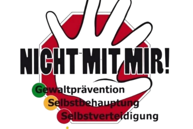 Logo mit einer roten Hand und dem Text "NICHT MIT MIR!" in Schwarz. Darunter steht "Gewaltprävention", "Selbstbehauptung" und "Selbstverteidigung". Das Logo zeigt auch die Verbandszugehörigkeit und den Ort. Dies ist eine Aufforderung zur Gewaltprävention. (Text KI generiert)