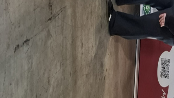 Drei Personen stehen an einem Stand mit dem Banner „Clever lagern – Klima schonen“. Sie lächeln und zeigen auf das Banner. Der Stand ist mit verschiedenen Produkten und Informationsmaterialien über umweltfreundliche Lagerung ausgestattet.