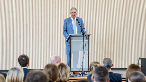 Landrat Dietmar Allgaier steht hinter Rednerpult und spricht