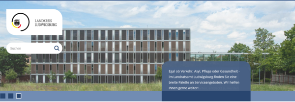 Ein modernes Gebäude des Landkreises Ludwigsburg ist im Hintergrund zu sehen. Darunter steht ein Text, der die vielfältigen Dienstleistungen des Landkreises in den Bereichen Verkehr, Asyl, Pflege und Gesundheit beschreibt. Die Grafik vermittelt den Fokus auf Serviceangebote für Bürger.
