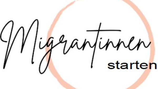Der Text in der Grafik lautet: "Migranttinnen starten durch!" Der Schriftzug hebt das Wort "Migranttinnen" in einer eleganten Schriftart hervor, um den Fokus auf empowernde Botschaften für Migrantinnen zu lenken.
