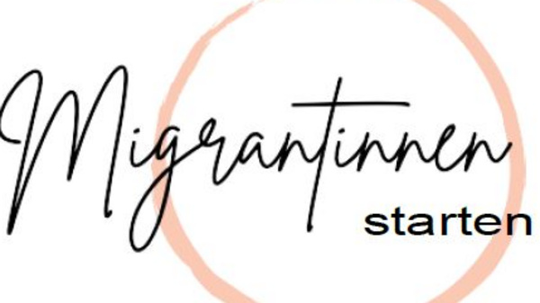 Der Text in der Grafik lautet: "Migranttinnen starten durch!" Der Schriftzug hebt das Wort "Migranttinnen" in einer eleganten Schriftart hervor, um den Fokus auf empowernde Botschaften für Migrantinnen zu lenken.