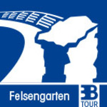 Das Bild zeigt ein stilisiertes Logo des Felsengartens. Es besteht aus einer blauen Grafik, die Felsen und einen Weg darstellt, sowie dem Text "Felsengarten" und dem Hinweis "3B TOUR".
